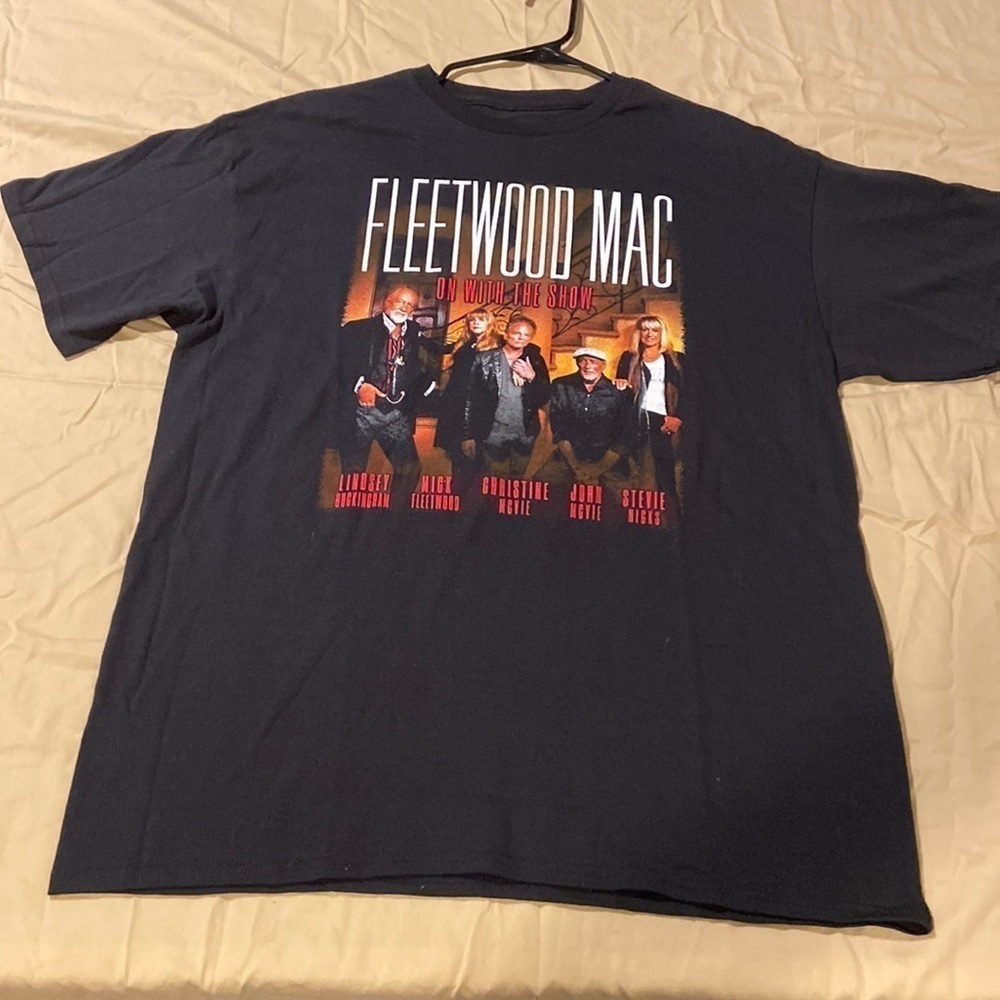Fleetwood Mac on with the show concert tour 2015 T-shirt in size extra large